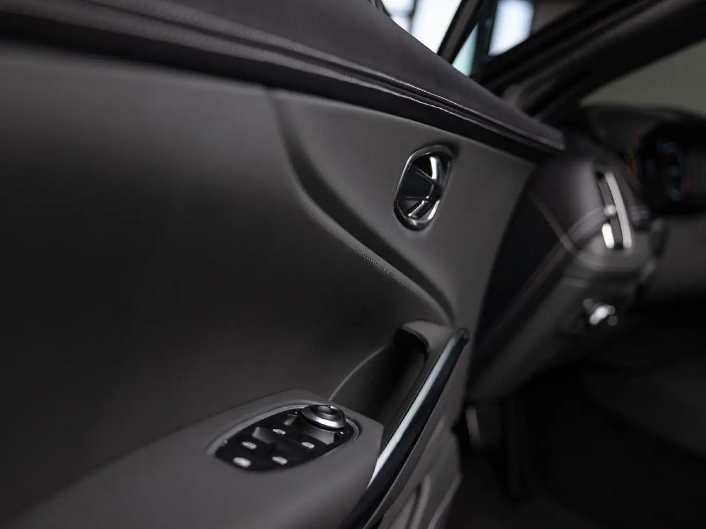 ASTON MARTIN DBX - Xenon Grey