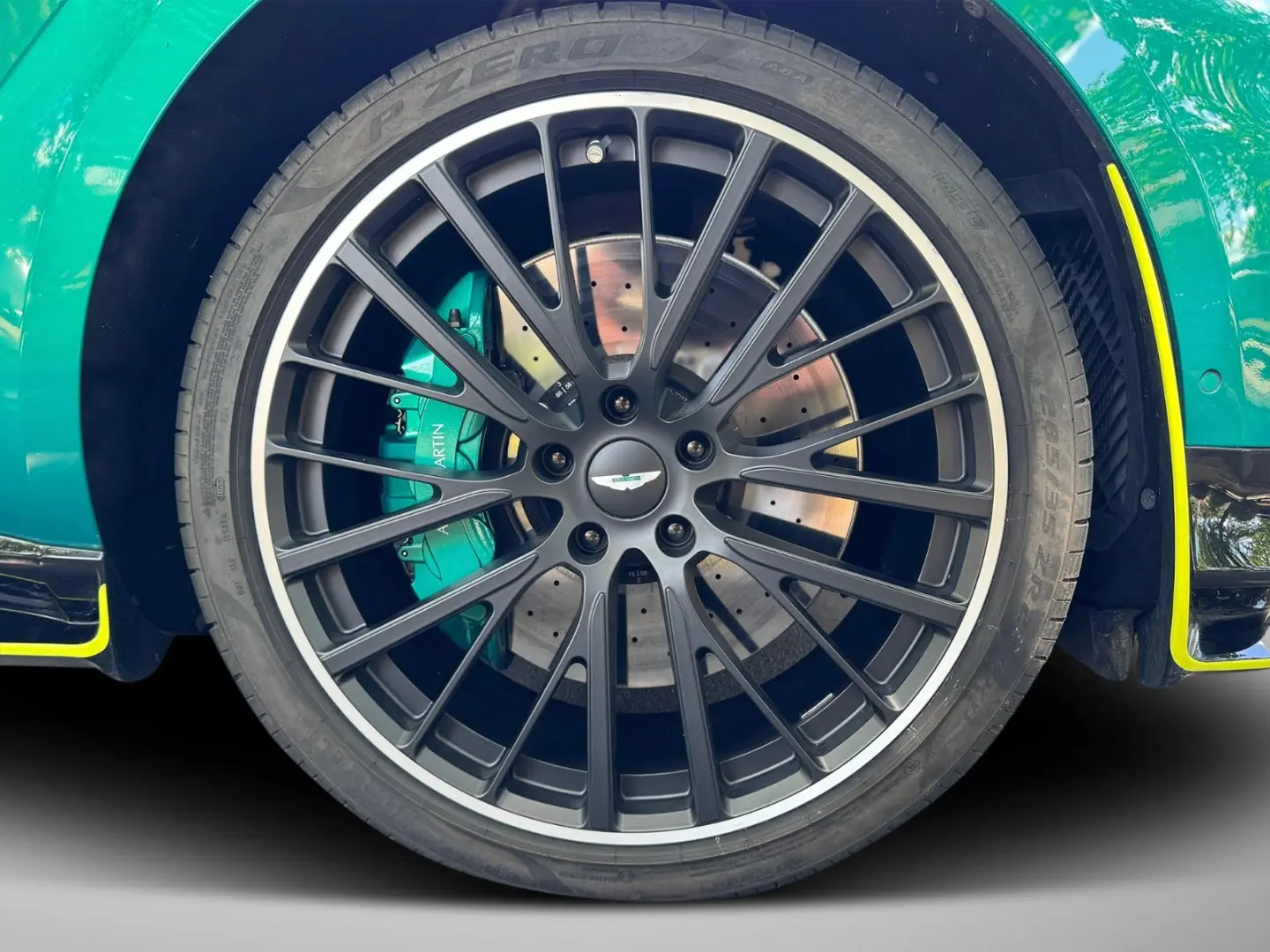 ASTON MARTIN DBX 707