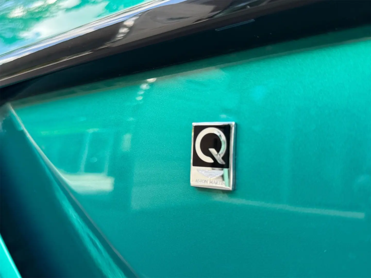 ASTON MARTIN DBX 707