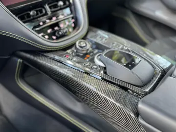 ASTON MARTIN DBX 707