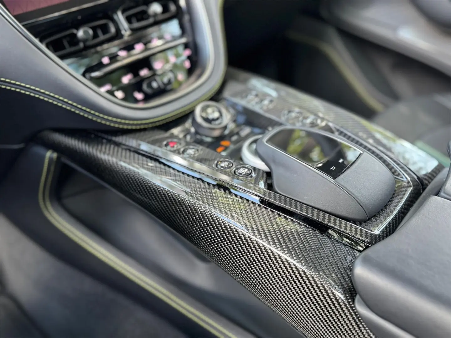 ASTON MARTIN DBX 707