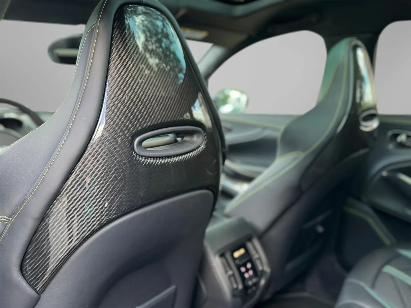 ASTON MARTIN DBX 707