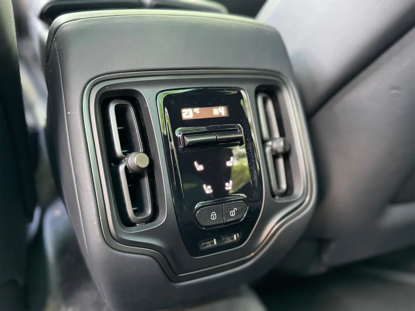 ASTON MARTIN DBX 707