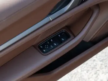 Porsche Taycan 4S Cross