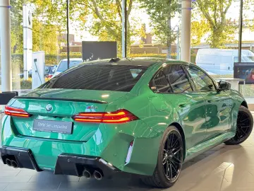 M5 Limousine M Drivers P. Ultimate B&W AHK 0 5%