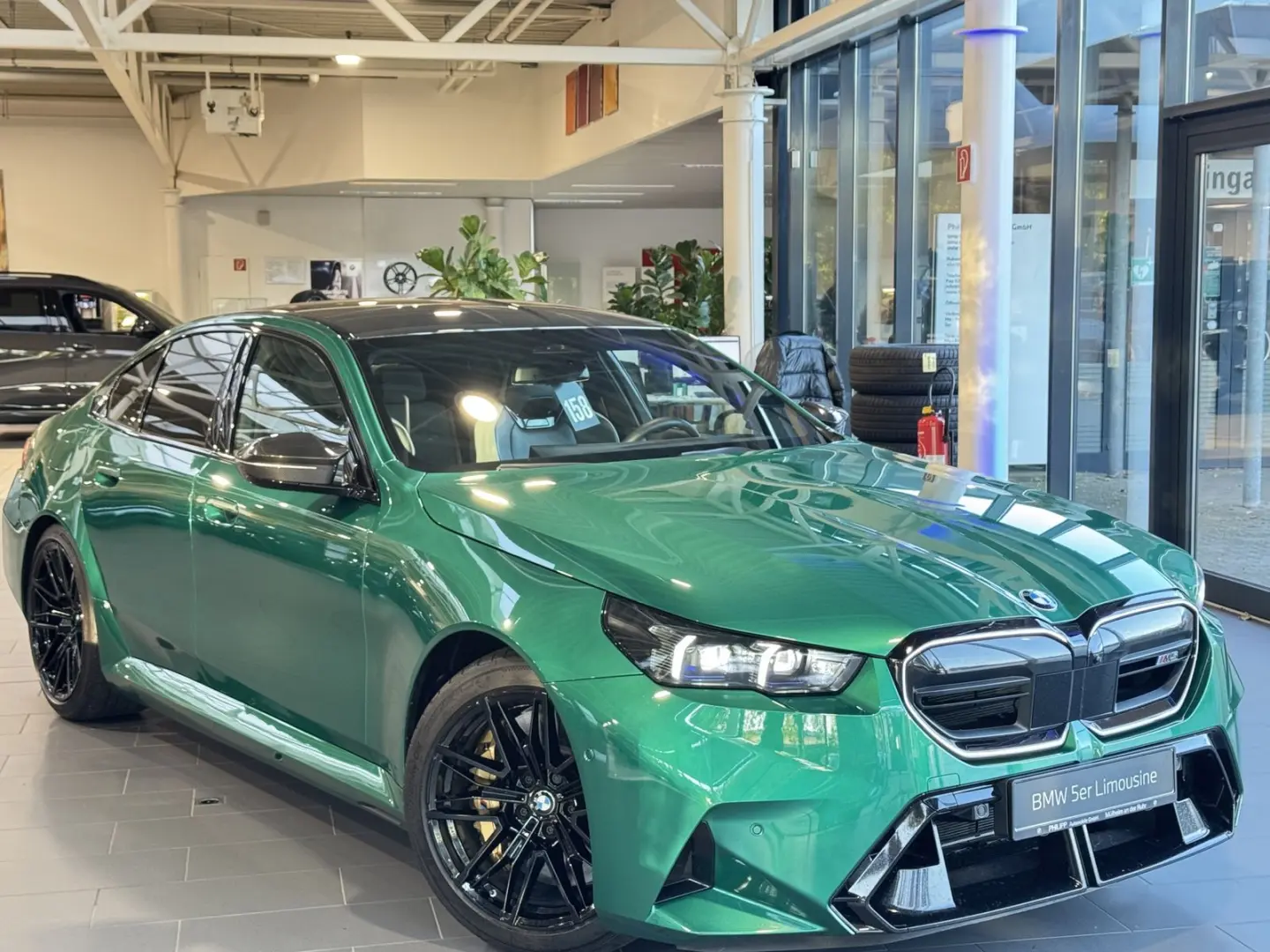 M5 Limousine M Drivers P. Ultimate B&W AHK 0 5%