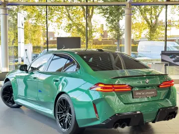 M5 Limousine M Drivers P. Ultimate B&W AHK 0 5%