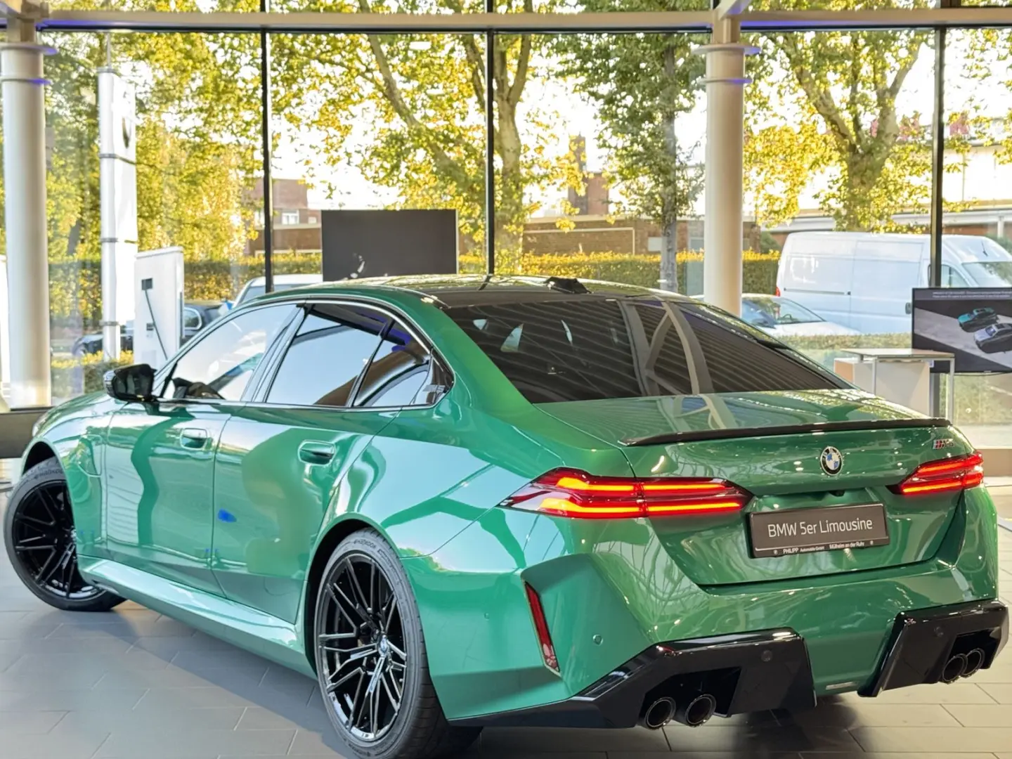 M5 Limousine M Drivers P. Ultimate B&W AHK 0 5%