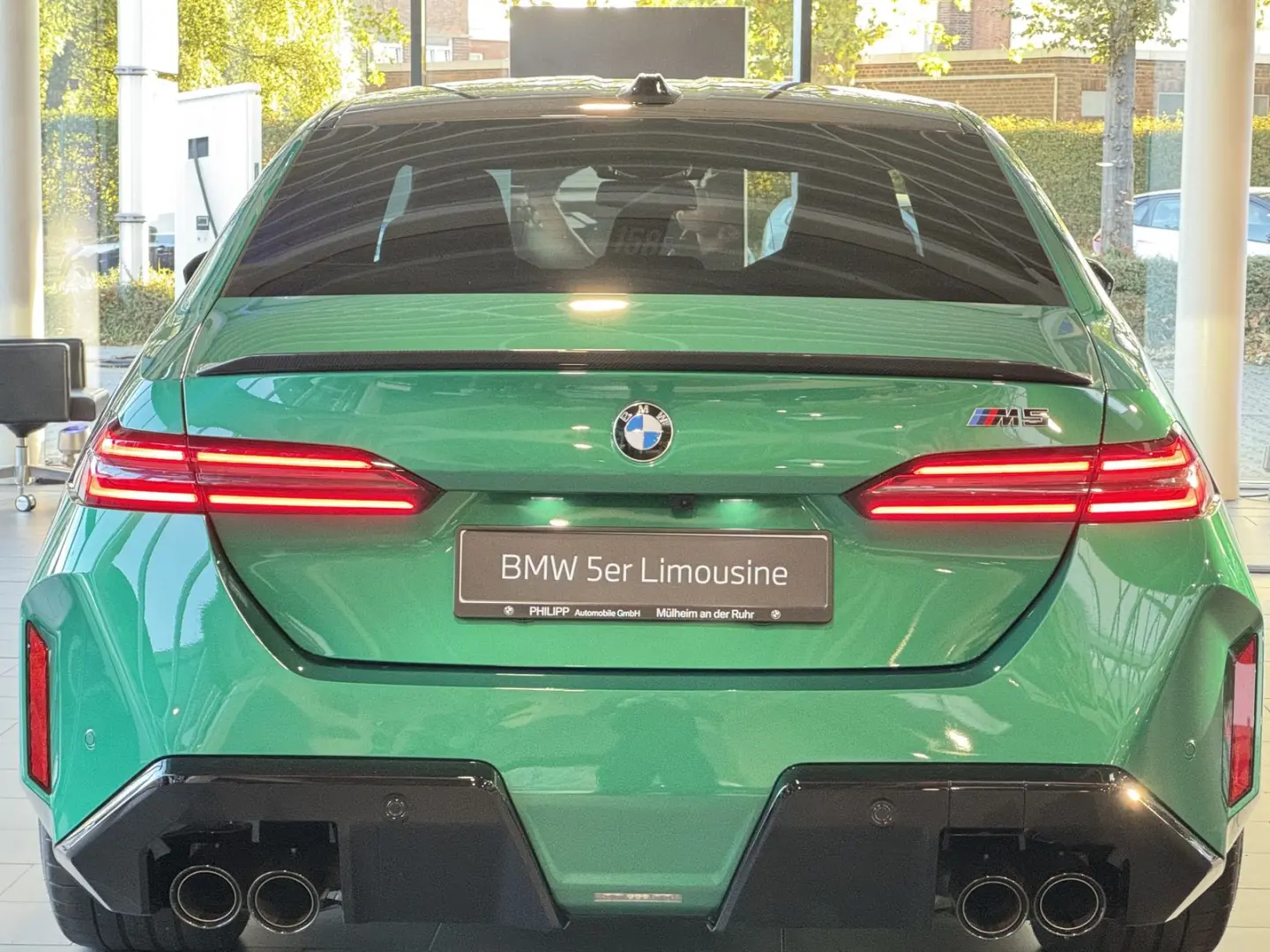 M5 Limousine M Drivers P. Ultimate B&W AHK 0 5%