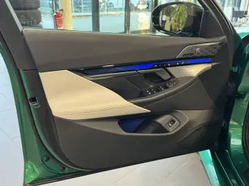 M5 Limousine M Drivers P. Ultimate B&W AHK 0 5%