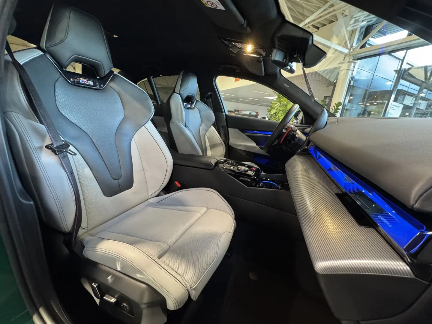 M5 Limousine M Drivers P. Ultimate B&W AHK 0 5%