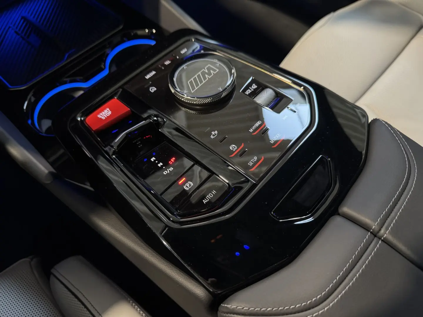 M5 Limousine M Drivers P. Ultimate B&W AHK 0 5%