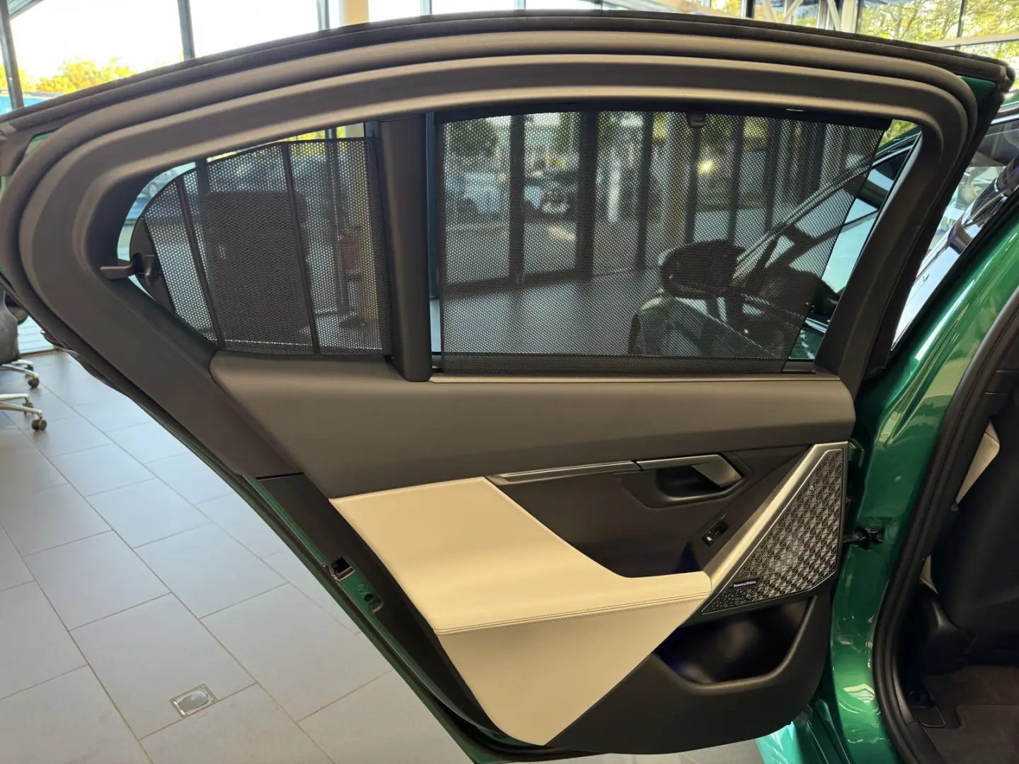 M5 Limousine M Drivers P. Ultimate B&W AHK 0 5%