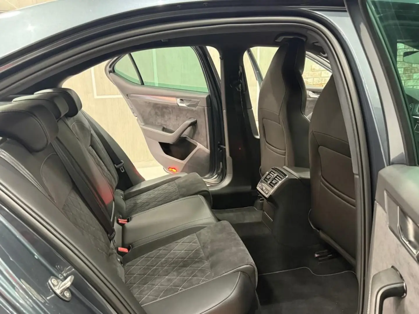 Superb 2.0 TDi Limousine Sportline Navi Leder Ma