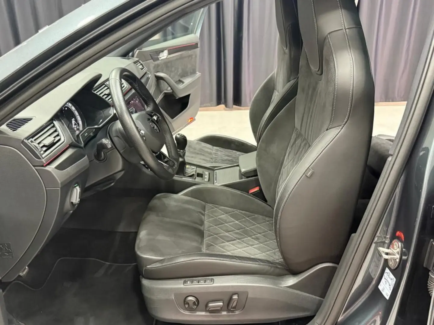 Superb 2.0 TDi Limousine Sportline Navi Leder Ma