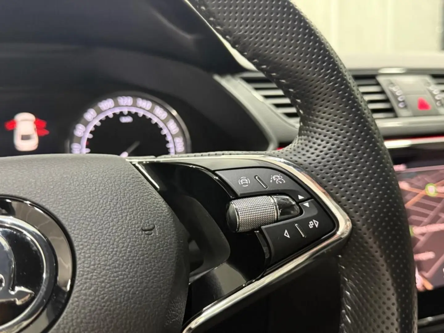 Superb 2.0 TDi Limousine Sportline Navi Leder Ma