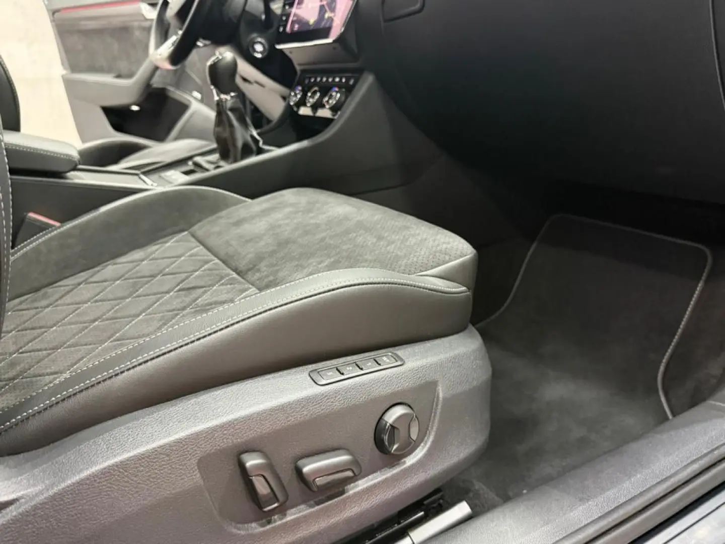 Superb 2.0 TDi Limousine Sportline Navi Leder Ma