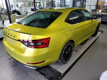 Superb Limousine Sportline 2.0 TDI DSG AHK 19