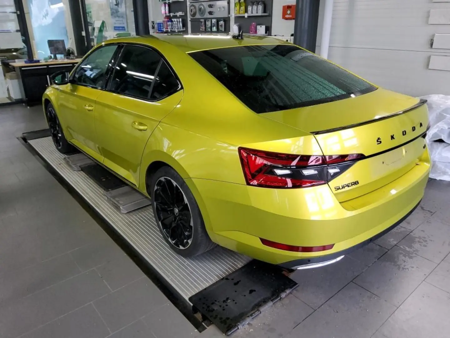 Superb Limousine Sportline 2.0 TDI DSG AHK 19