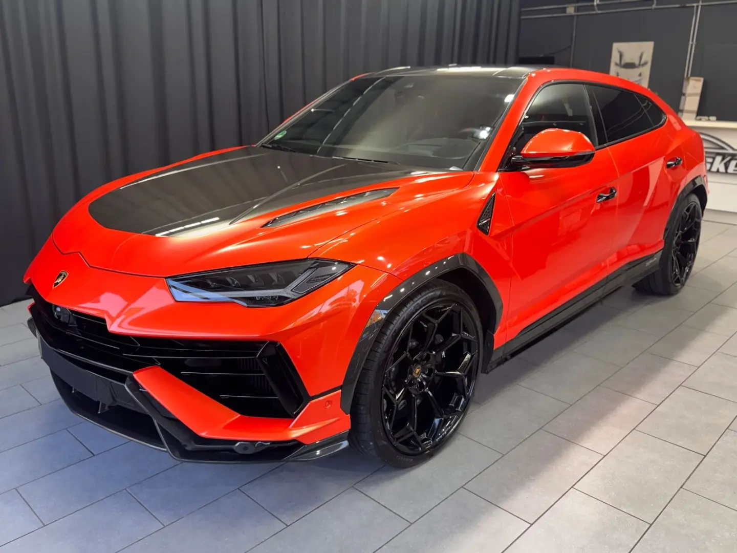 Urus Performante FULL-CARBON AKRAPOVIC MASSAGE