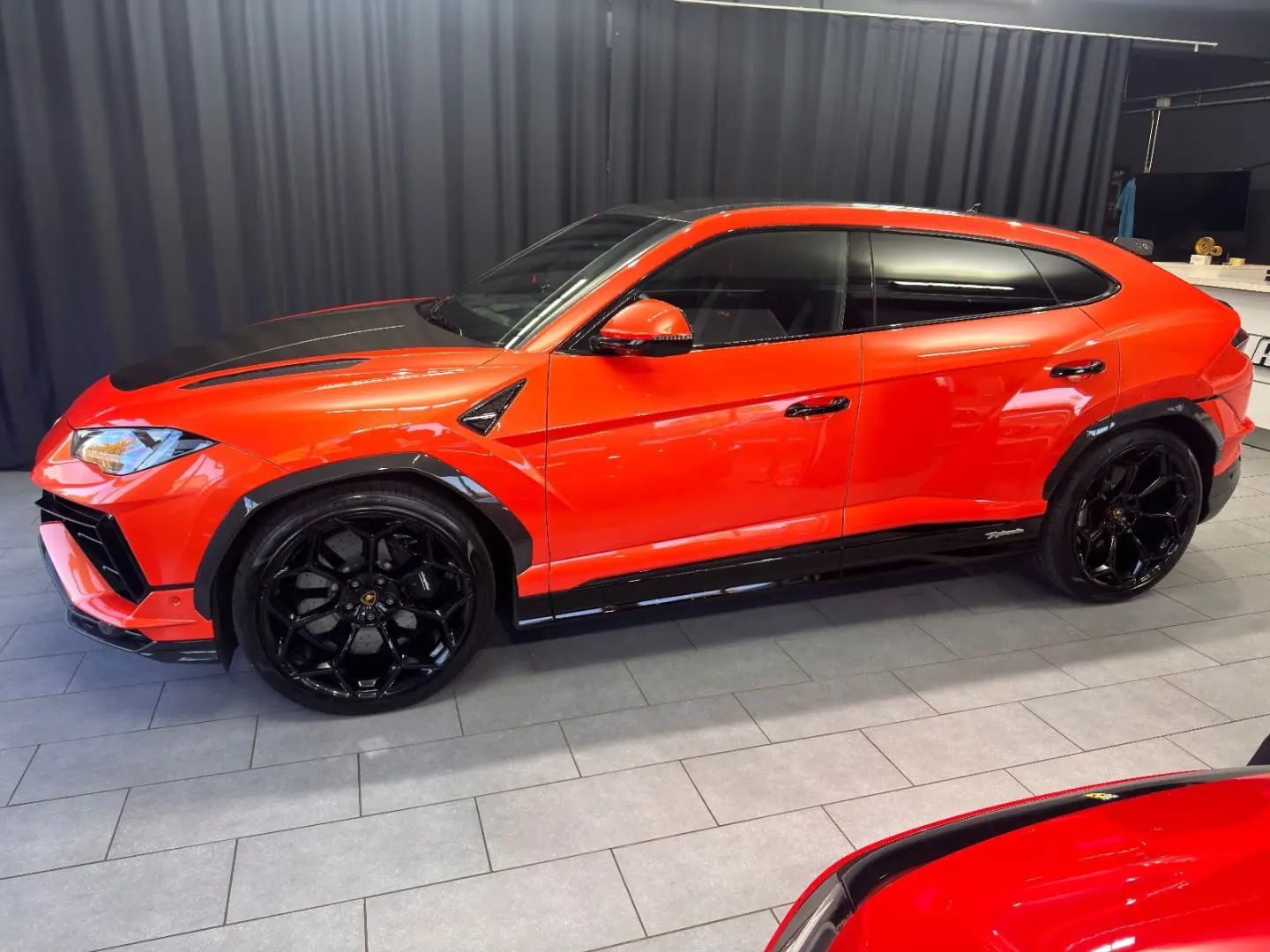 Urus Performante FULL-CARBON AKRAPOVIC MASSAGE
