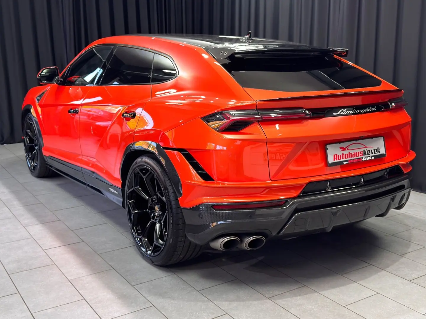 Urus Performante FULL-CARBON AKRAPOVIC MASSAGE