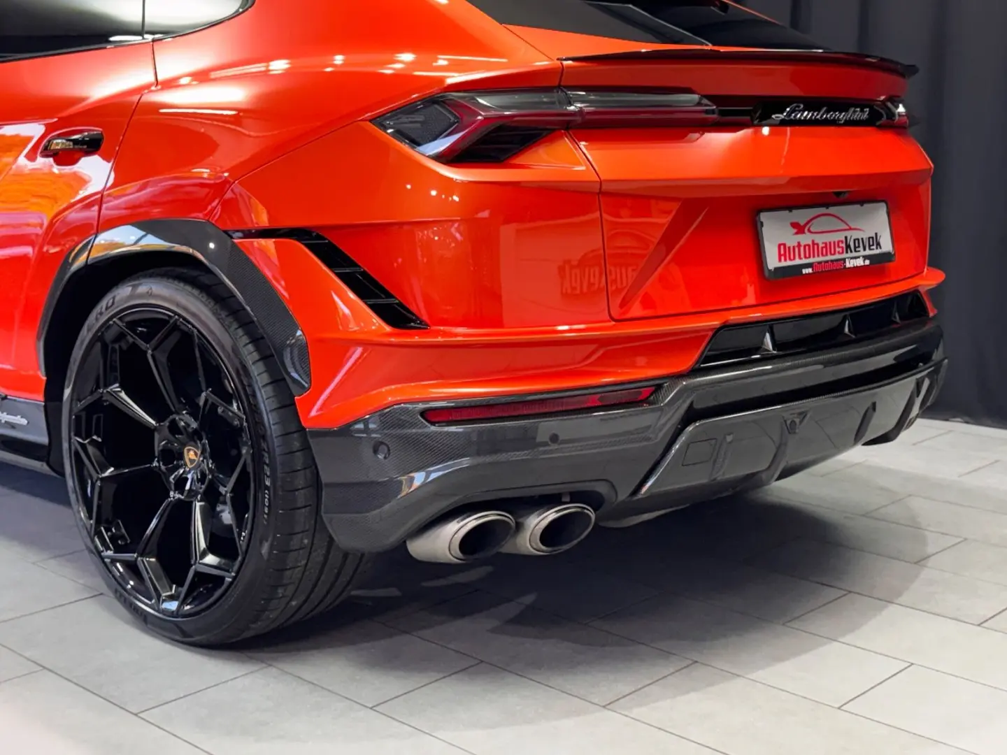 Urus Performante FULL-CARBON AKRAPOVIC MASSAGE
