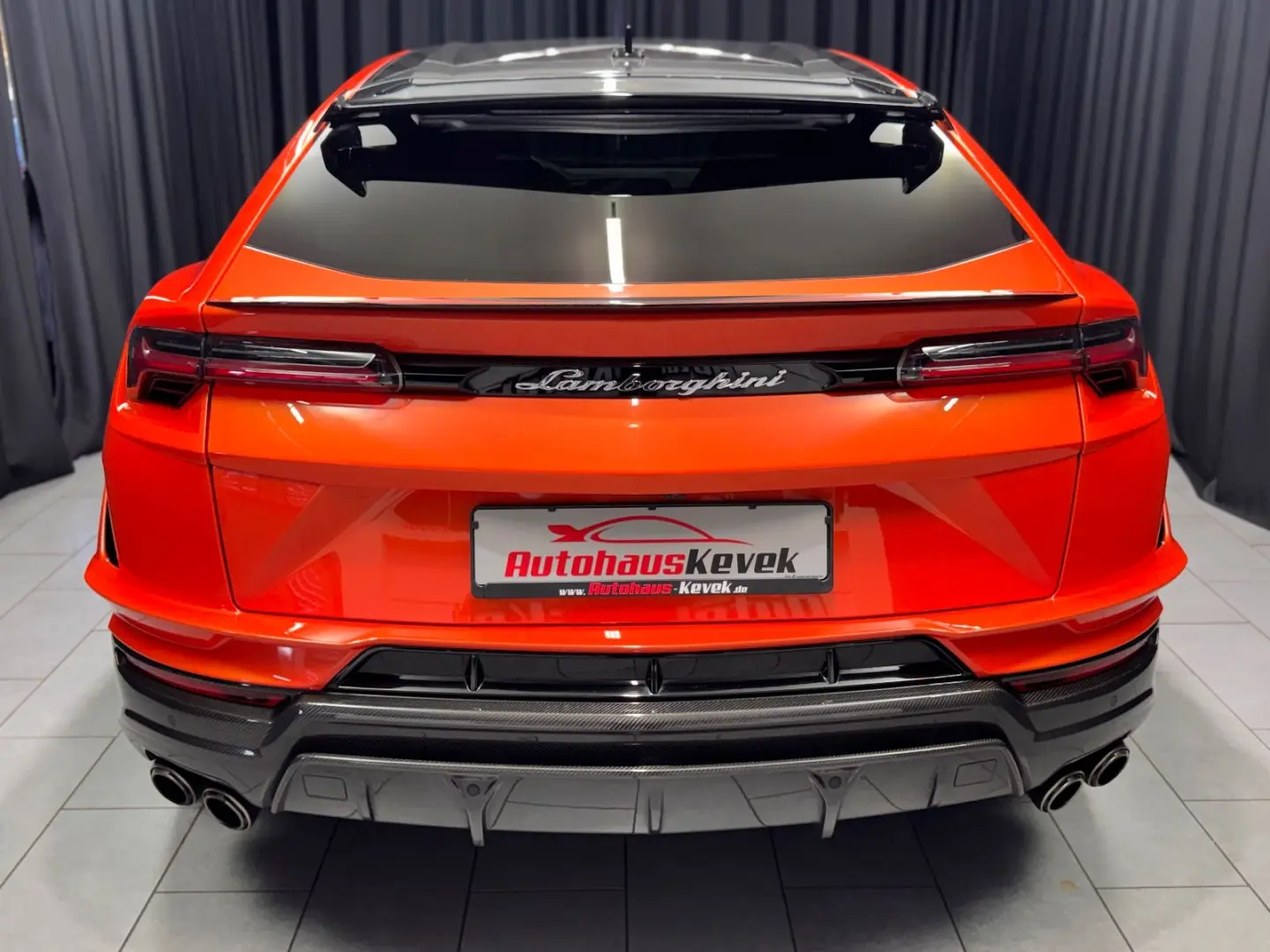 Urus Performante FULL-CARBON AKRAPOVIC MASSAGE