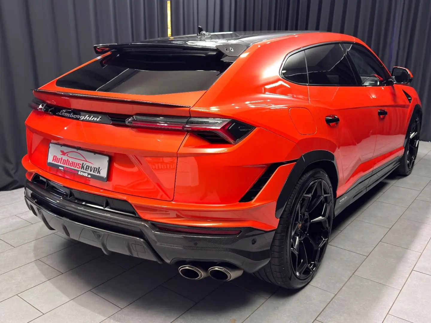 Urus Performante FULL-CARBON AKRAPOVIC MASSAGE