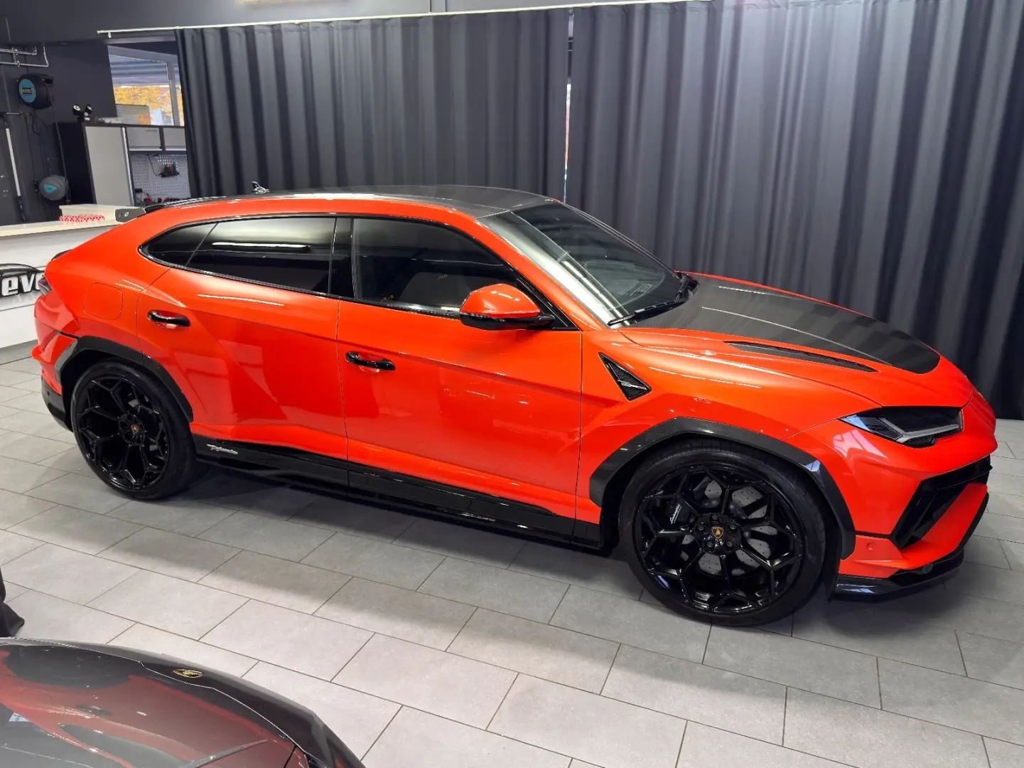 Urus Performante FULL-CARBON AKRAPOVIC MASSAGE