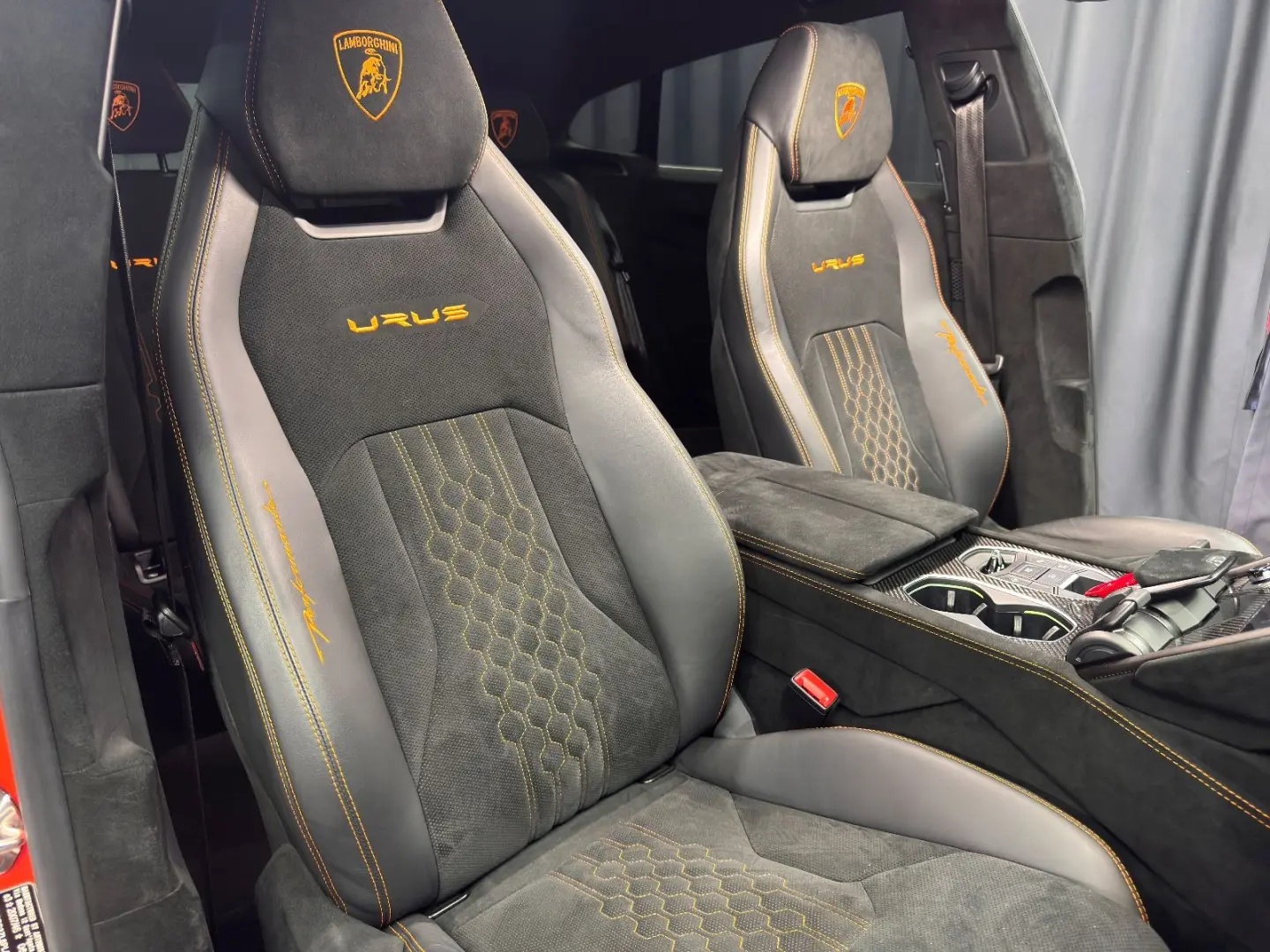 Urus Performante FULL-CARBON AKRAPOVIC MASSAGE