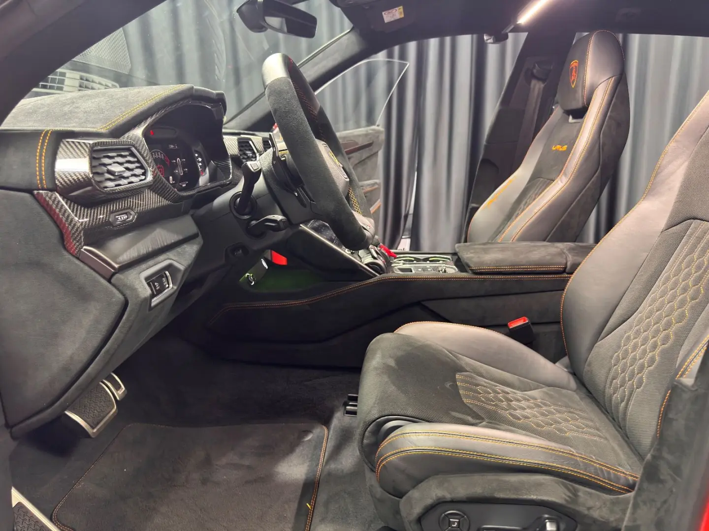 Urus Performante FULL-CARBON AKRAPOVIC MASSAGE