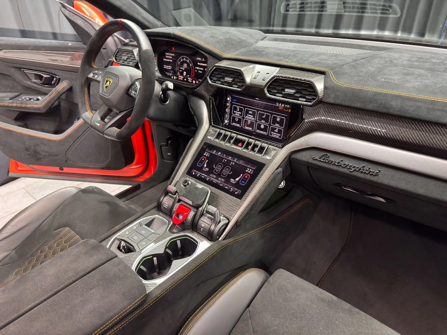 Urus Performante FULL-CARBON AKRAPOVIC MASSAGE