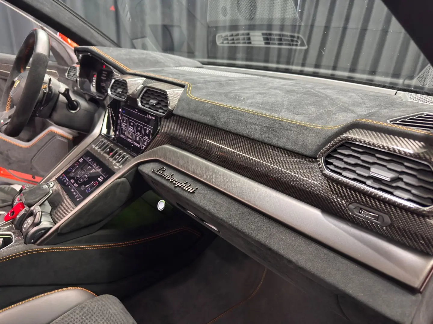 Urus Performante FULL-CARBON AKRAPOVIC MASSAGE