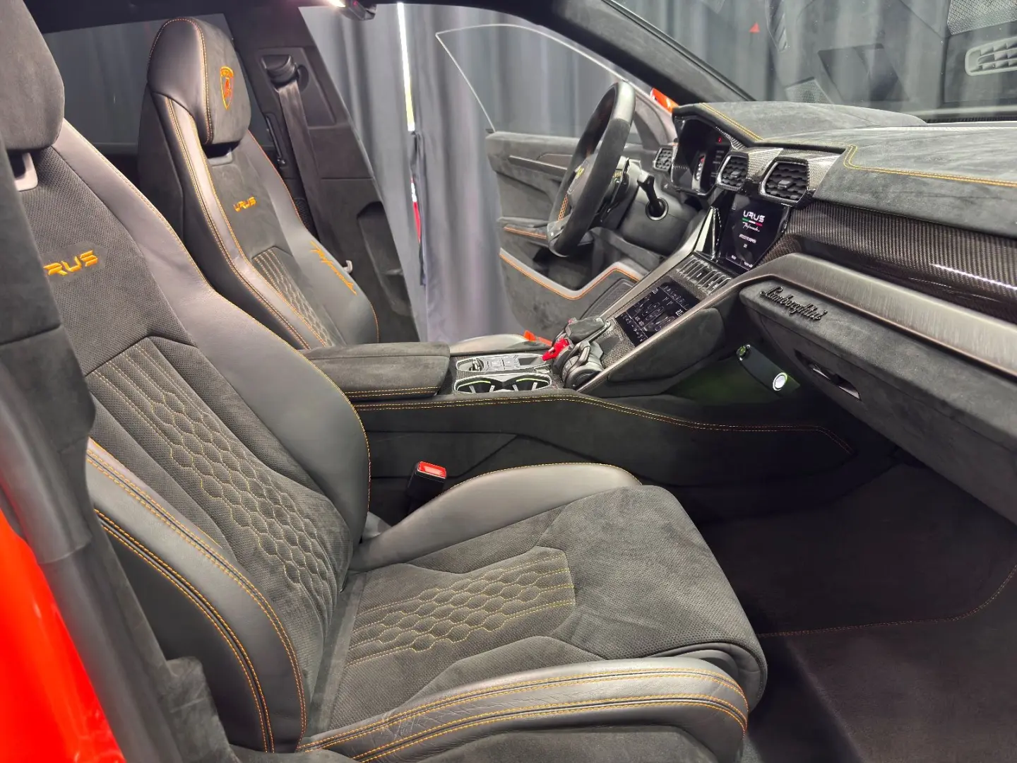 Urus Performante FULL-CARBON AKRAPOVIC MASSAGE