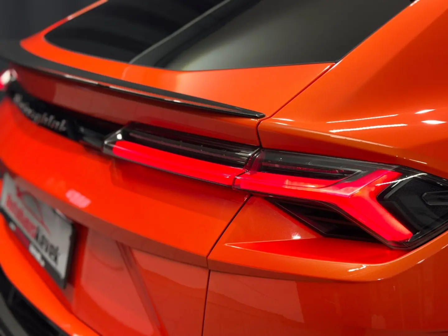 Urus Performante FULL-CARBON AKRAPOVIC MASSAGE