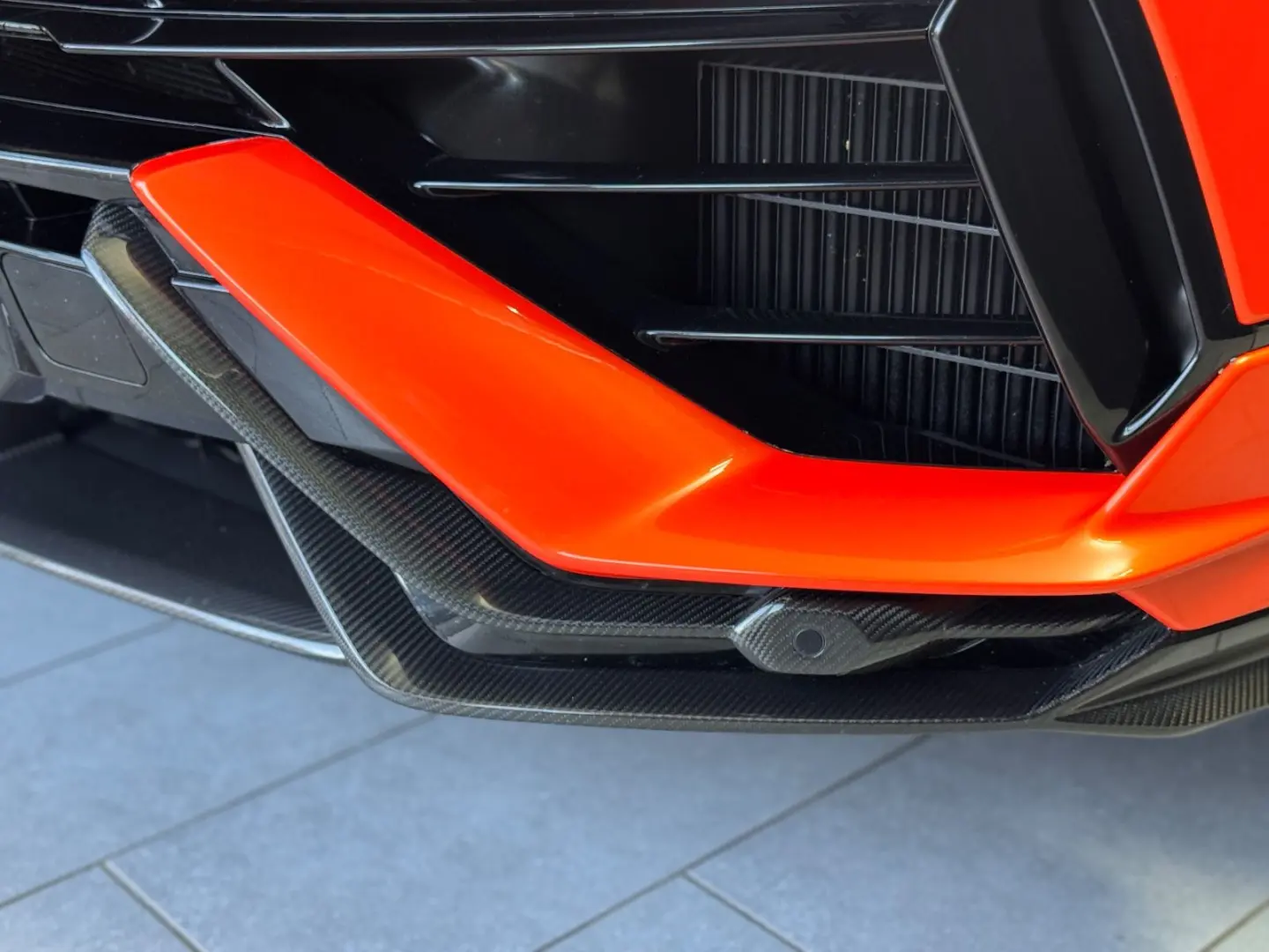 Urus Performante FULL-CARBON AKRAPOVIC MASSAGE