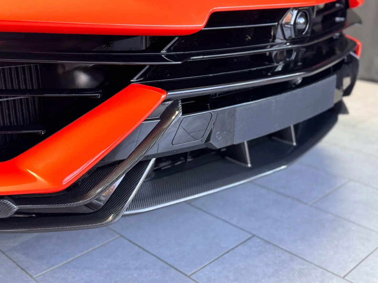 Urus Performante FULL-CARBON AKRAPOVIC MASSAGE