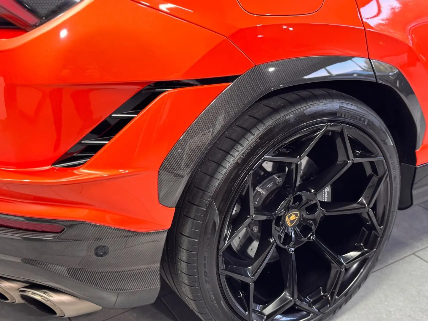 Urus Performante FULL-CARBON AKRAPOVIC MASSAGE