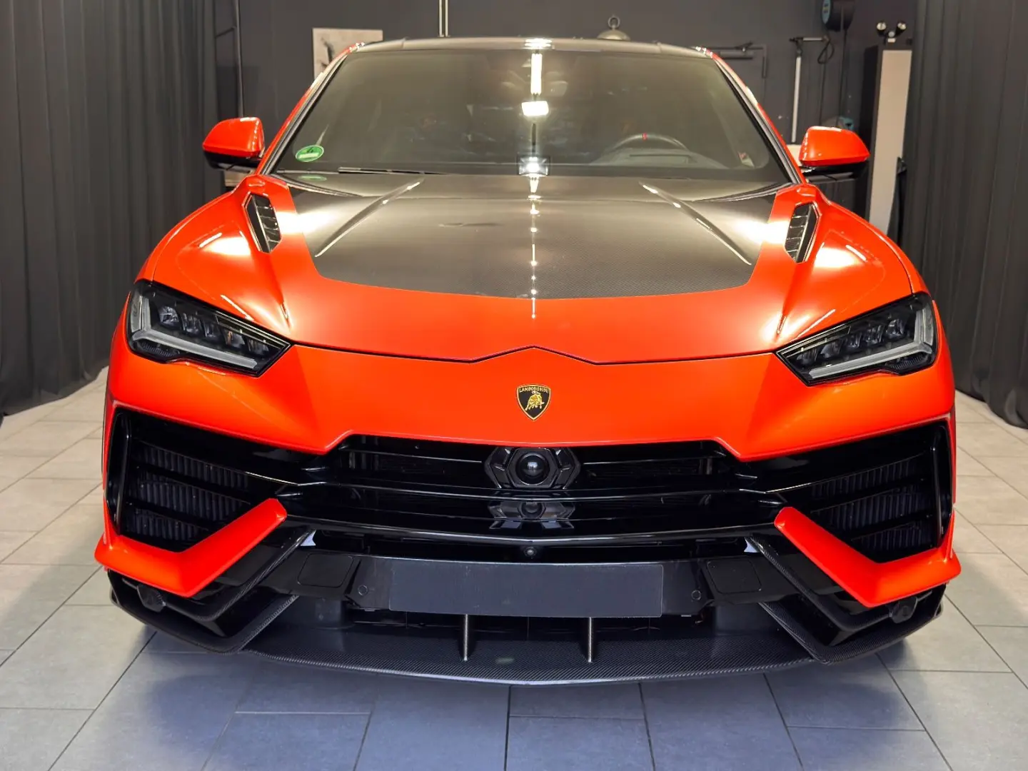 Urus Performante FULL-CARBON AKRAPOVIC MASSAGE