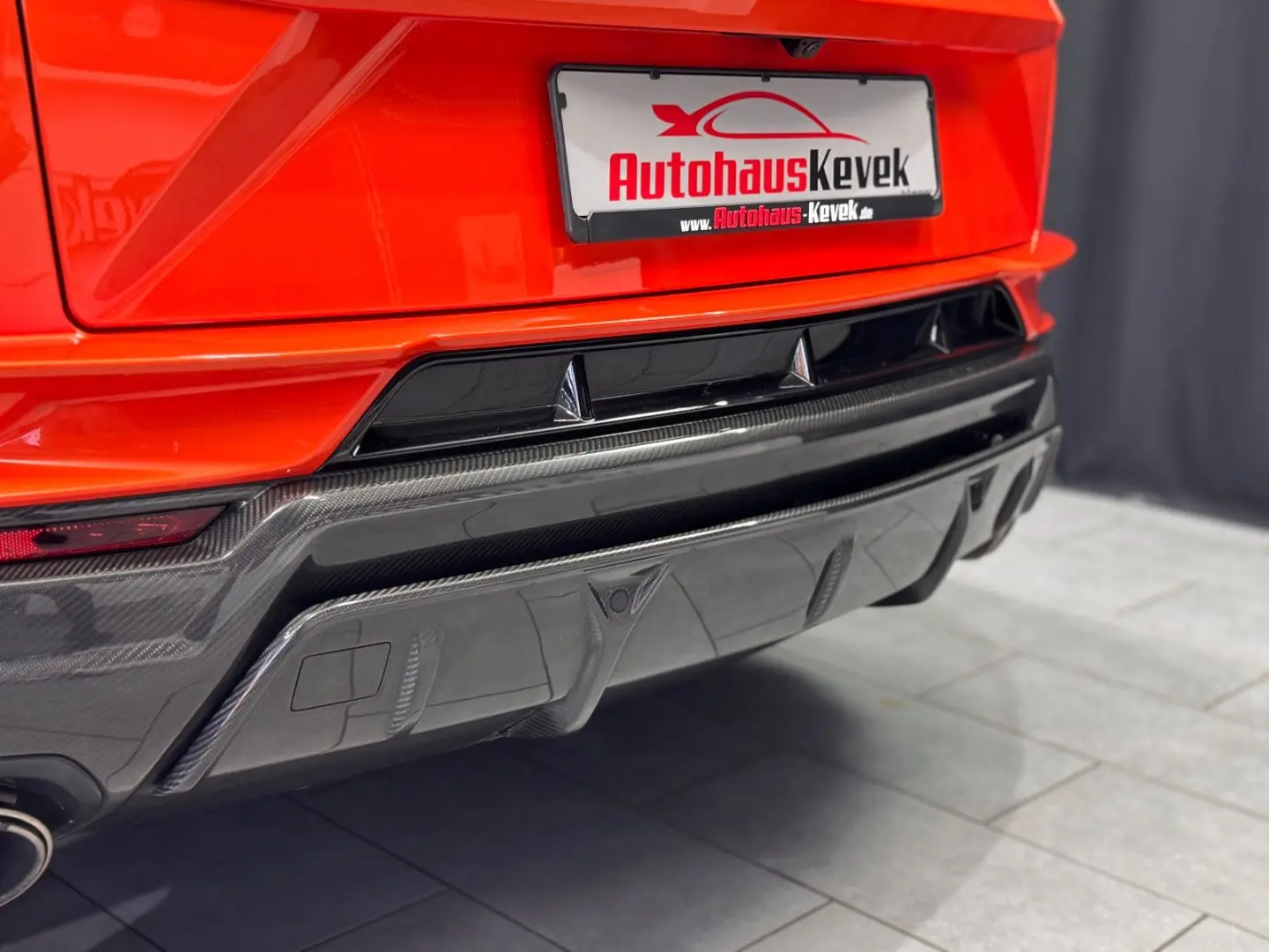 Urus Performante FULL-CARBON AKRAPOVIC MASSAGE