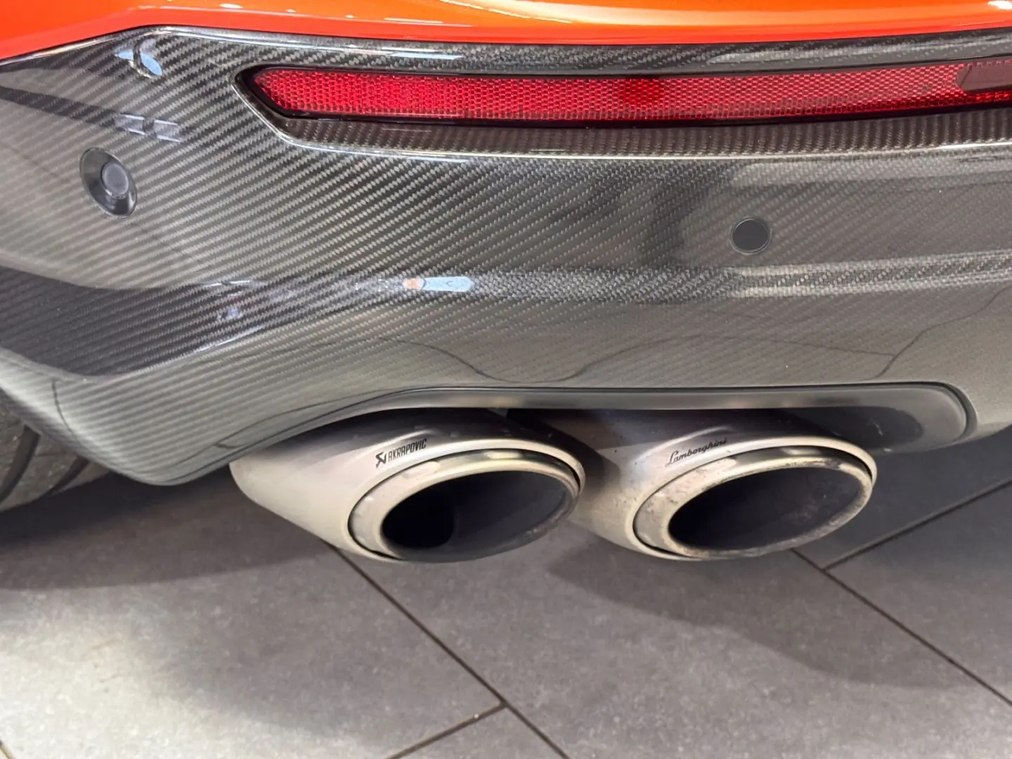 Urus Performante FULL-CARBON AKRAPOVIC MASSAGE