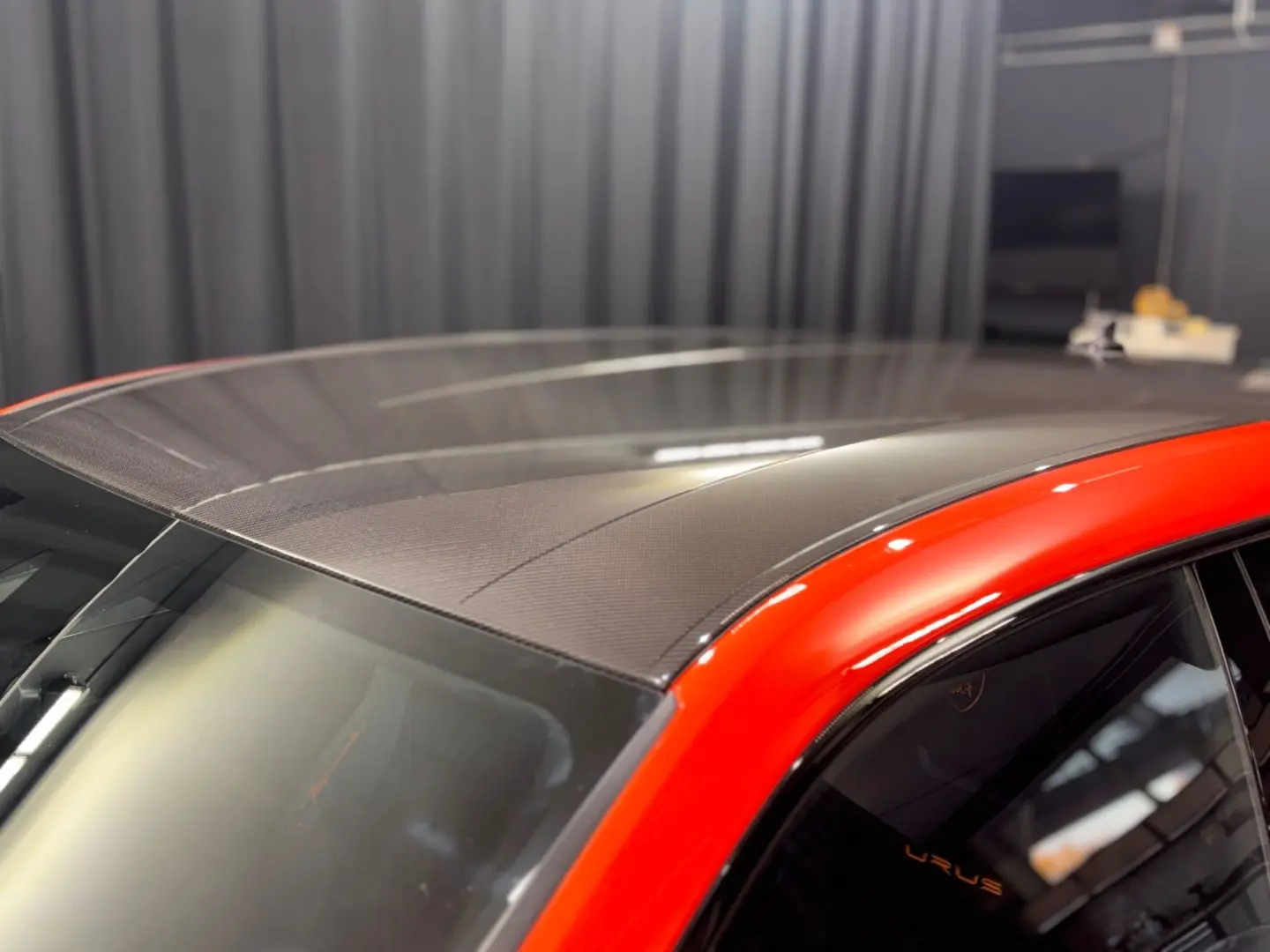 Urus Performante FULL-CARBON AKRAPOVIC MASSAGE