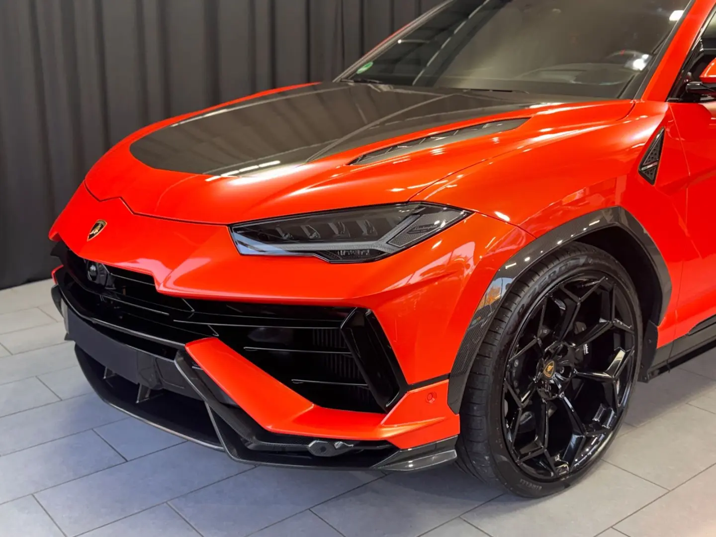 Urus Performante FULL-CARBON AKRAPOVIC MASSAGE
