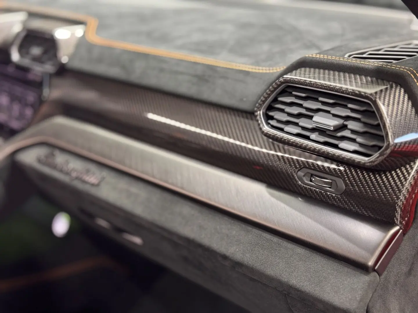 Urus Performante FULL-CARBON AKRAPOVIC MASSAGE