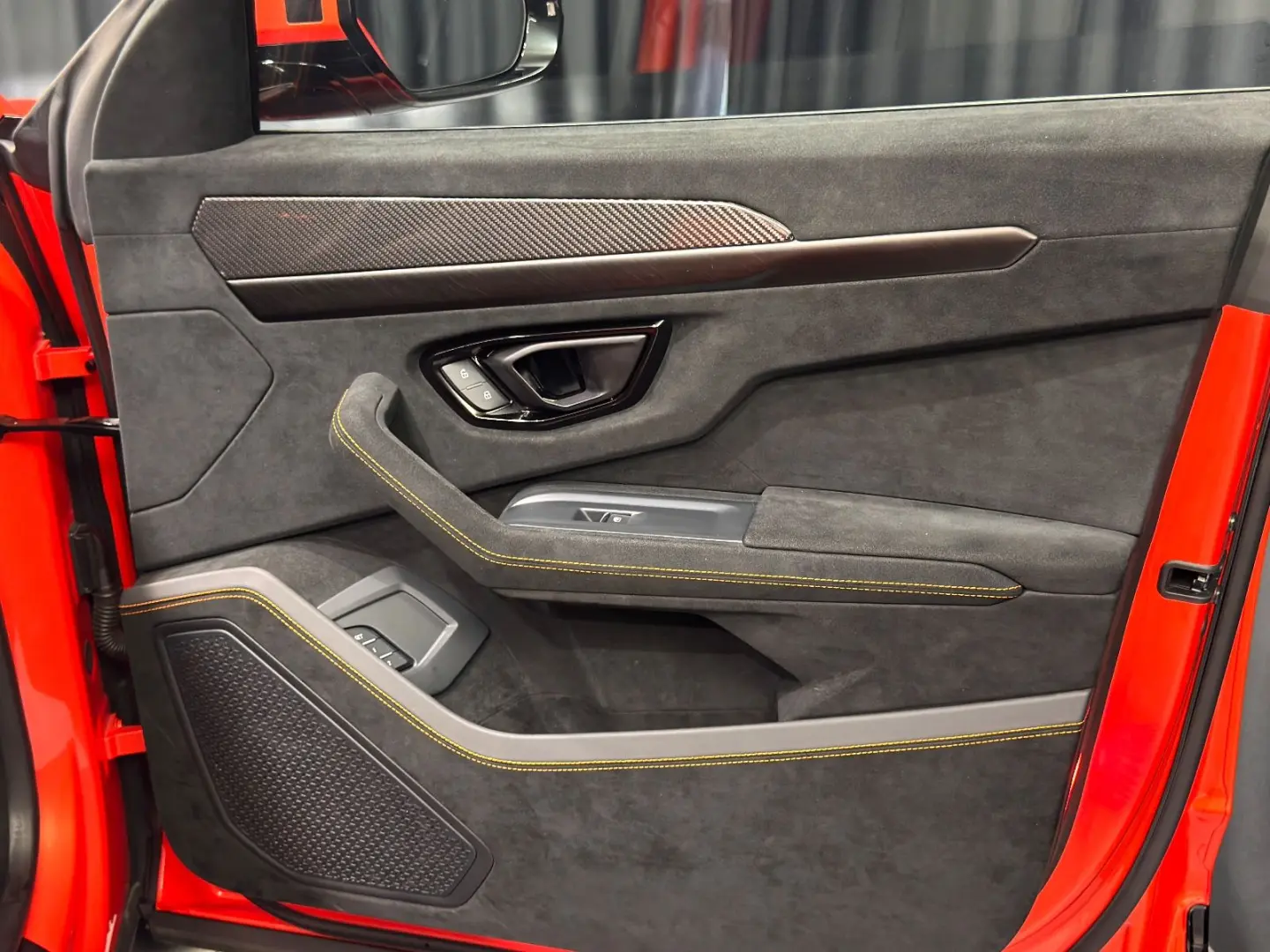 Urus Performante FULL-CARBON AKRAPOVIC MASSAGE