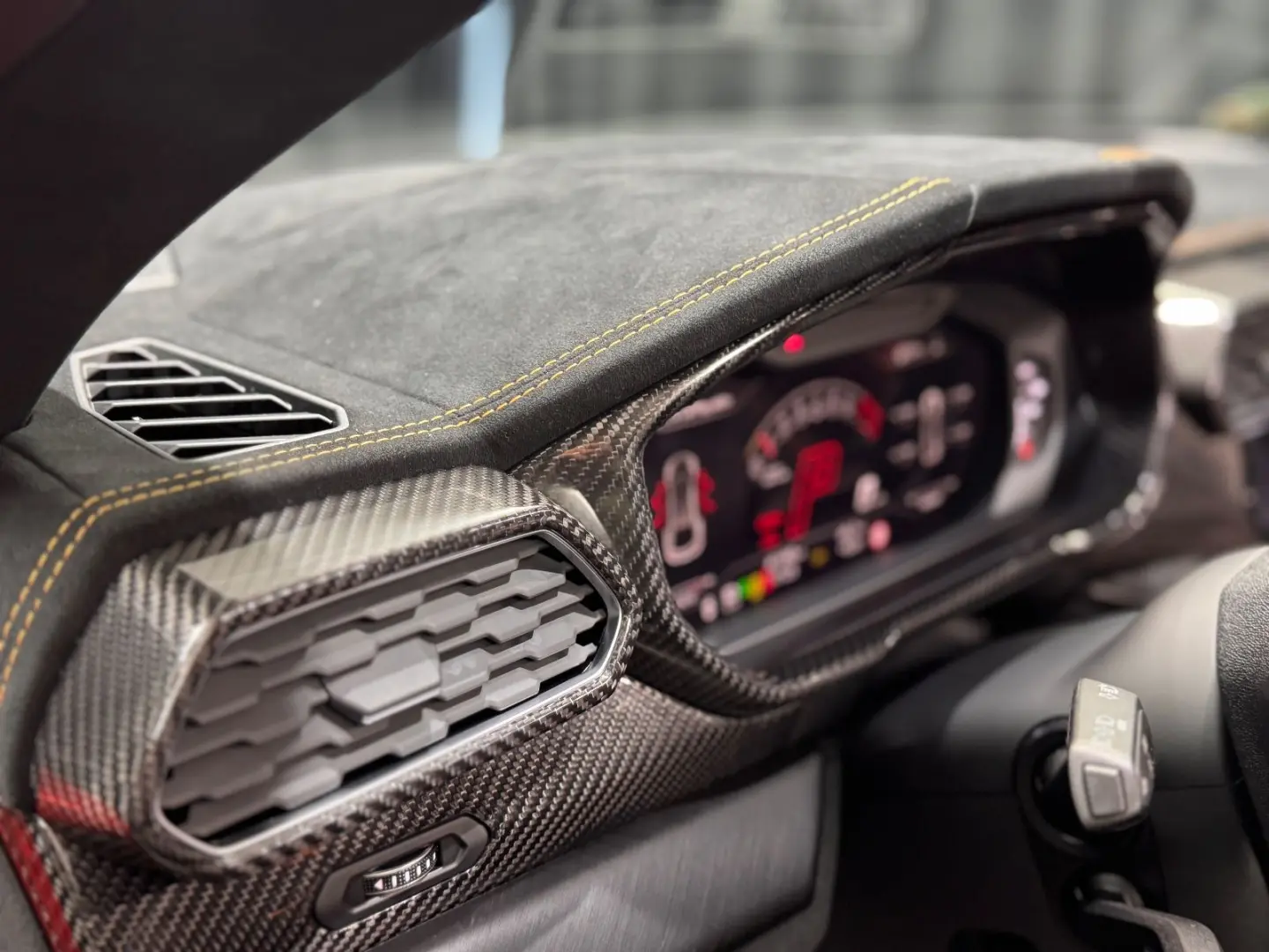 Urus Performante FULL-CARBON AKRAPOVIC MASSAGE