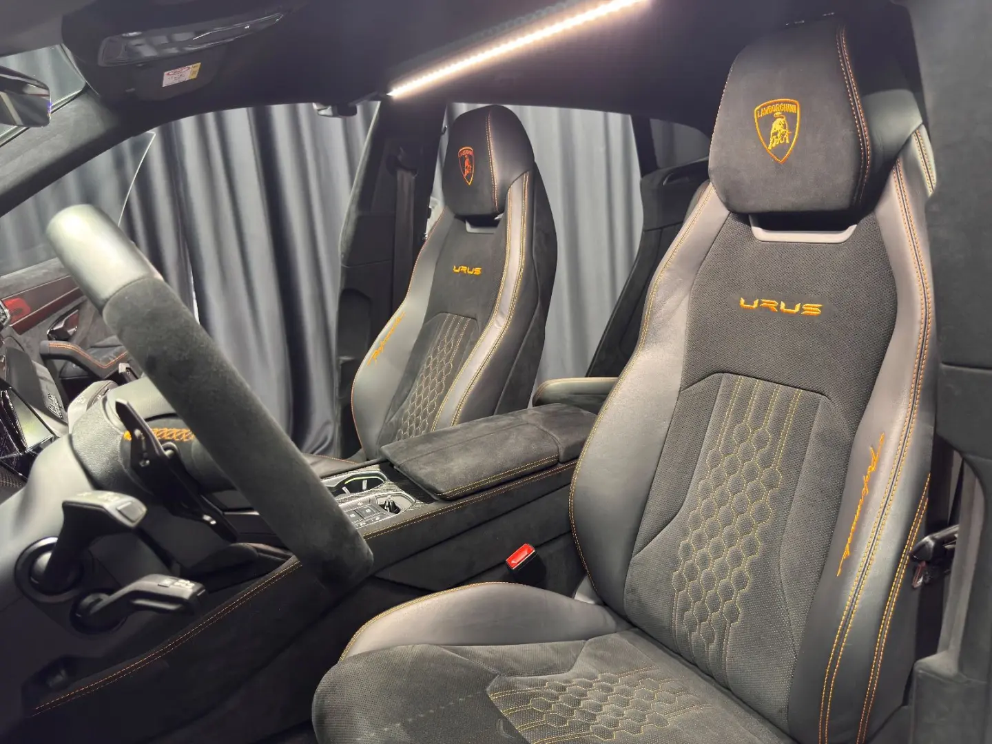 Urus Performante FULL-CARBON AKRAPOVIC MASSAGE