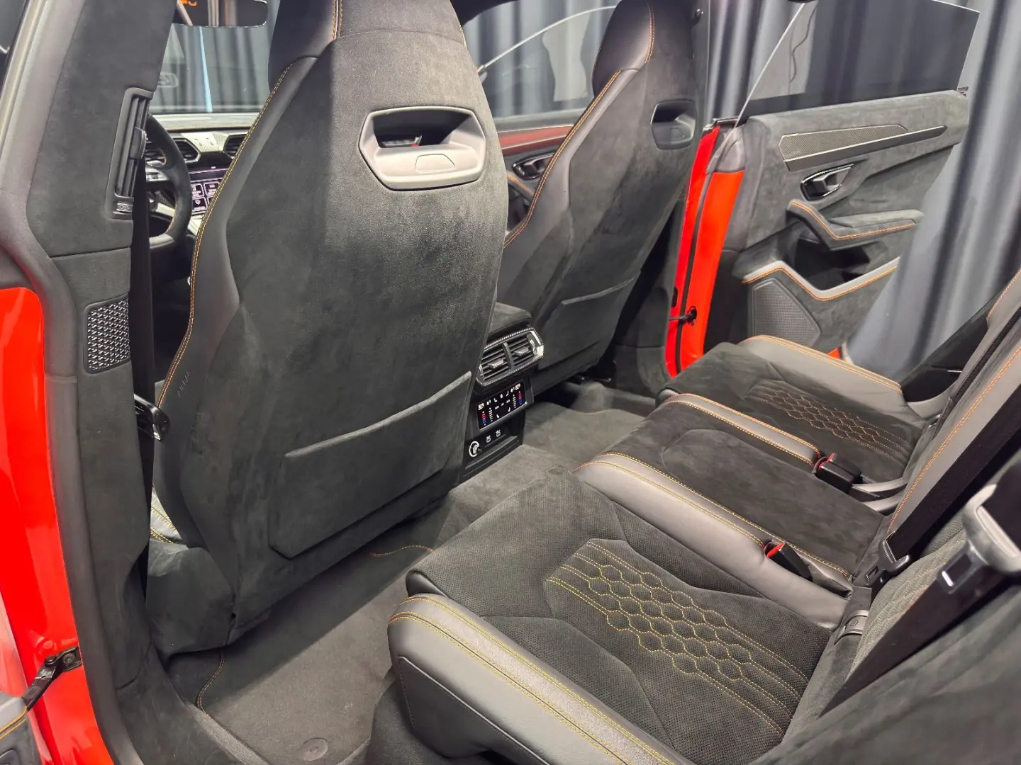 Urus Performante FULL-CARBON AKRAPOVIC MASSAGE