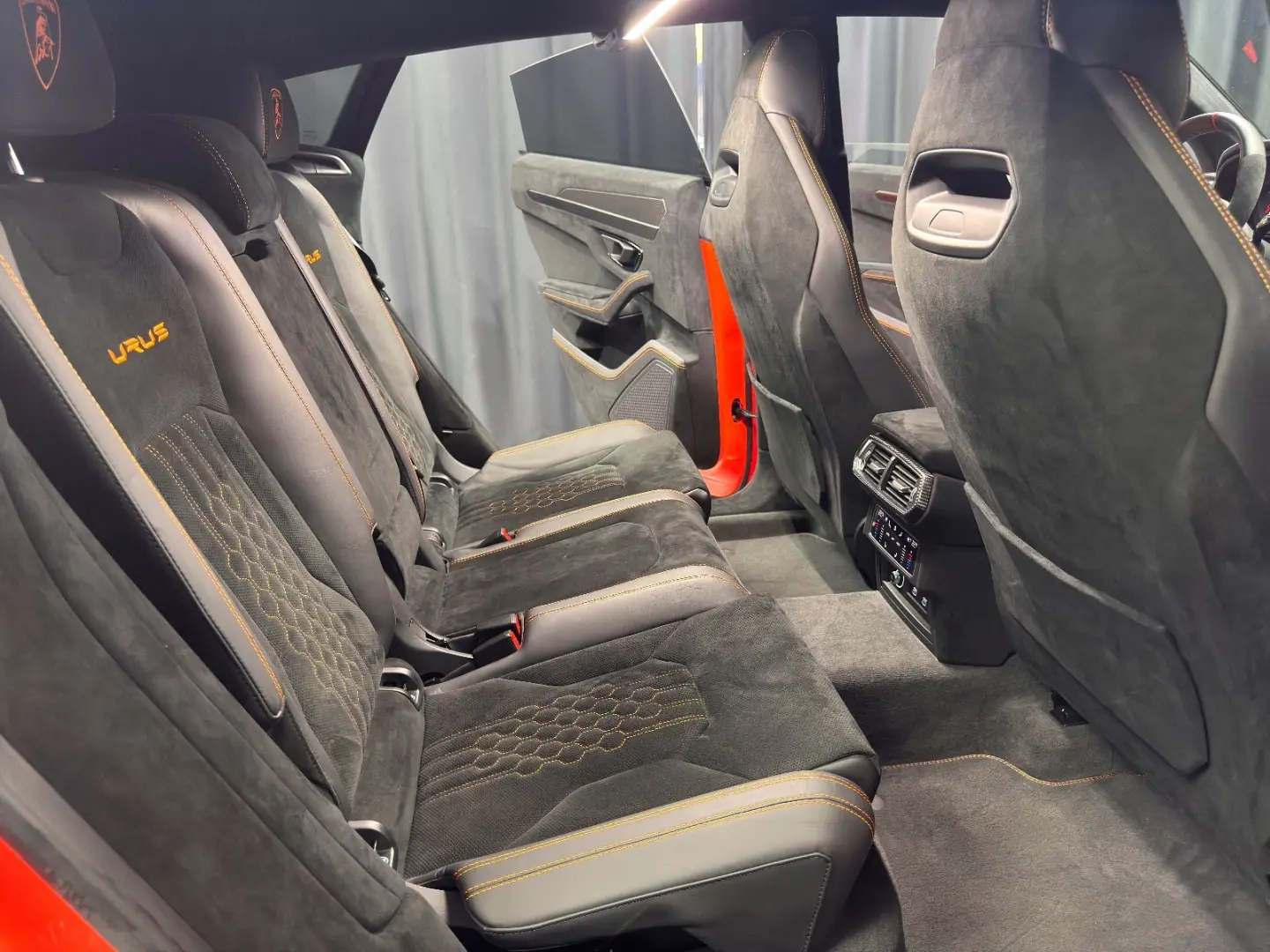 Urus Performante FULL-CARBON AKRAPOVIC MASSAGE